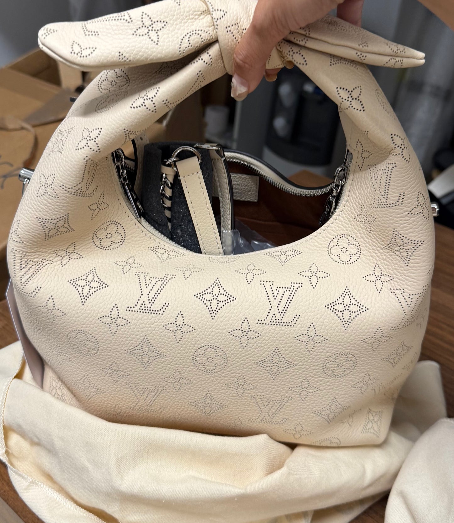 Louis Vuitton Knotted Handle Bag – Beige Monogram Leather Hobo